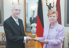 V3.JPG (15455 bytes)