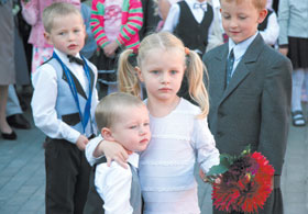 SKOLNIEKI.JPG (18687 bytes)