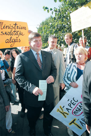 PIRMAAA.JPG (46311 bytes)