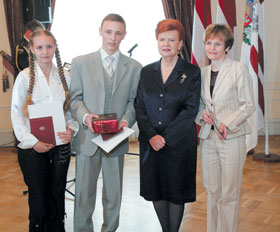 NATURALIZETIE.JPG (19845 bytes)