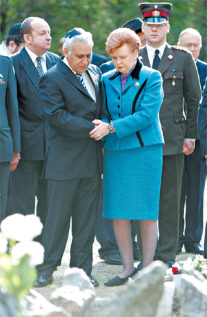 PIRMAAA.JPG (41198 bytes)