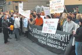 PIKETS.JPG (20360 bytes)