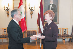 HX0W1734.JPG (15261 bytes)