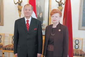 HX0W1762.JPG (14258 bytes)