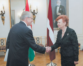 GL1I2115.JPG (15546 bytes)