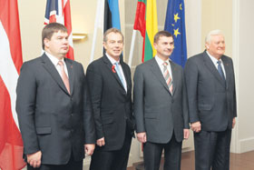 02.JPG (14885 bytes)