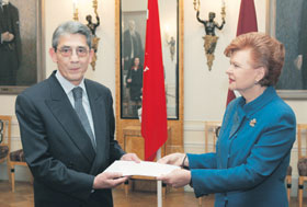 GL1I3698.JPG (16969 bytes)