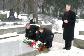 HX0W9193.JPG (17793 bytes)