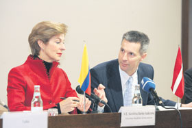 HX0W9824.JPG (13719 bytes)