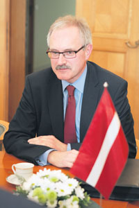 02.JPG (15987 bytes)