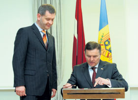 03.JPG (14792 bytes)