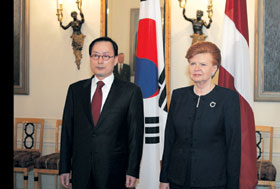 02.JPG (15431 bytes)