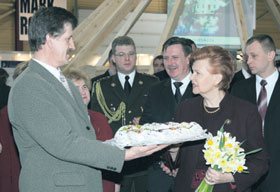 VAIRA01.JPG (16921 bytes)