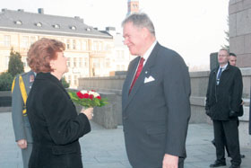 02.JPG (12803 bytes)