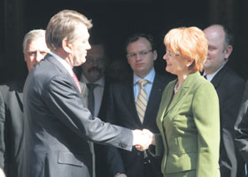 02.JPG (14228 bytes)