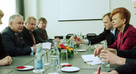 03.JPG (14289 bytes)