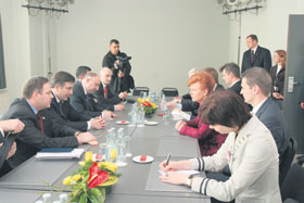 04.JPG (15811 bytes)