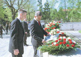 03.JPG (23440 bytes)