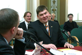 002.JPG (15643 bytes)