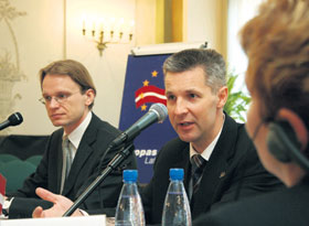 003.JPG (16902 bytes)