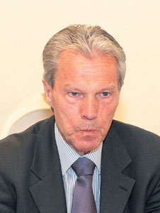 02.JPG (13728 bytes)