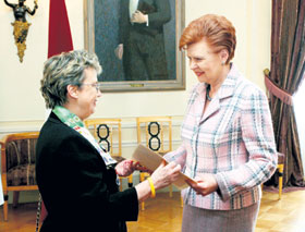 12.JPG (20987 bytes)