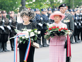 03.JPG (23917 bytes)