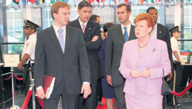 02.JPG (16493 bytes)