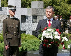 02.JPG (25314 bytes)