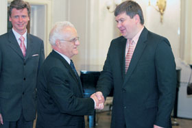 02.JPG (12143 bytes)