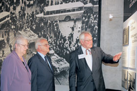 03.JPG (18303 bytes)