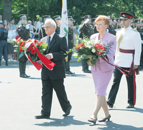 05.JPG (24791 bytes)