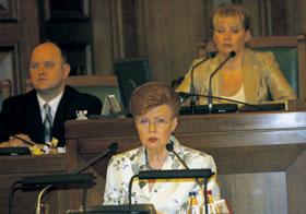 01.JPG (16857 bytes)