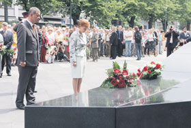 02.JPG (19399 bytes)