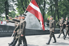 03.JPG (21753 bytes)