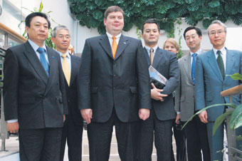 03.JPG (24431 bytes)