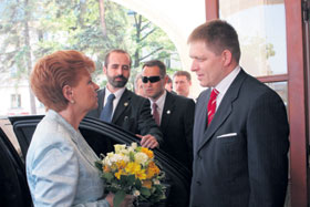 02.JPG (17375 bytes)