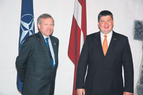 02.JPG (11652 bytes)