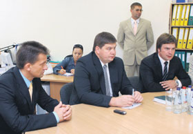 02.JPG (15420 bytes)