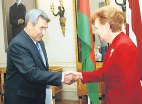 02.JPG (17846 bytes)