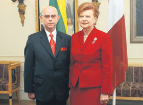 03.JPG (15362 bytes)