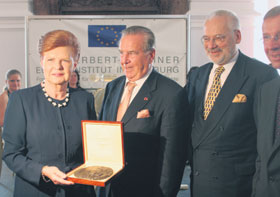 02.JPG (15090 bytes)