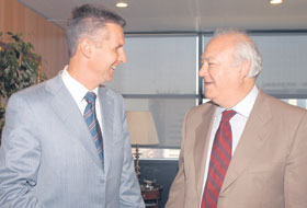 04.JPG (12267 bytes)