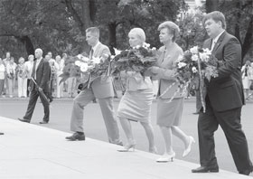 04.JPG (15420 bytes)