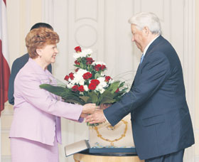 03.JPG (15922 bytes)