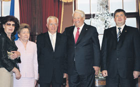 02.JPG (13890 bytes)