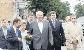 03.JPG (17215 bytes)