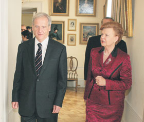 01.JPG (17689 bytes)