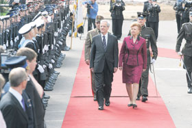 02.JPG (18898 bytes)