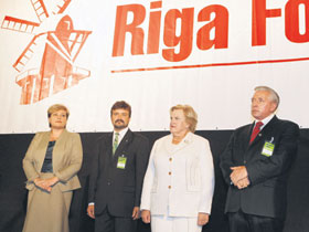 01.JPG (17971 bytes)